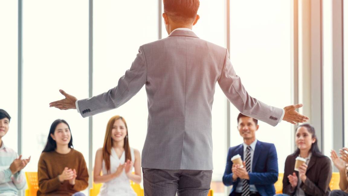 Esempi di Discorsi In Pubblico: Scopri i Segreti per un Successo Assoluto!
